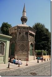 turci rugandu-se in strada