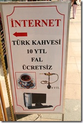 internet cafe in istanbul. pe langa cafea primestgi si narghilea