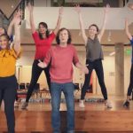 angajati ai microsoft joaca intr-un musical